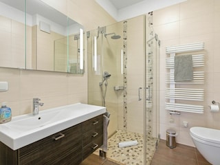 Bad mit Dusche und WC