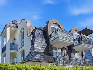 Blick auf das Gebäude und den Balkon