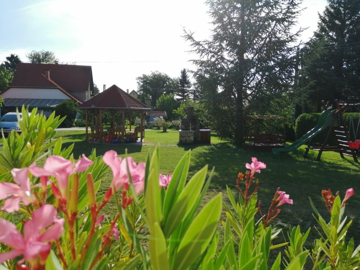 Garten mit Spielplatz, Tischtennis, Pavilion und Grill