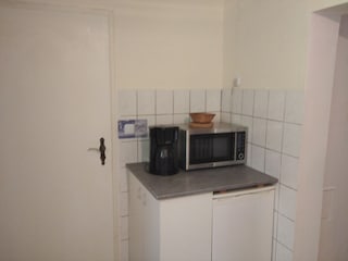 Kühlschrank, Microwelle (mit Backoption) und Tür zu Bad