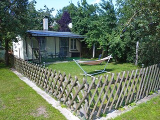 Blick auf den eingezäunten Bungalow