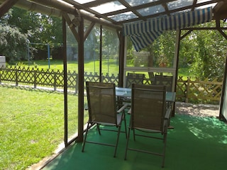 Der gemütliche Sitzplatz in der überdachten Terrasse