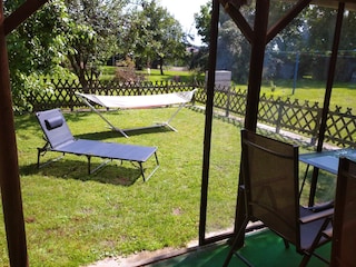 Die Relaxzone im umzäunten Garten