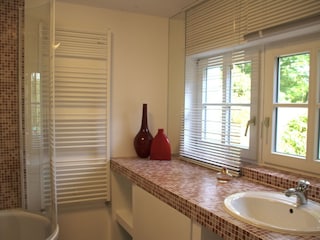 Badezimmer mit Blick in den Wald und Garten