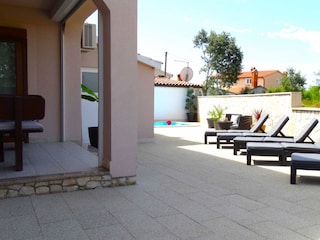 Terrasse, Liegefläche und Pool