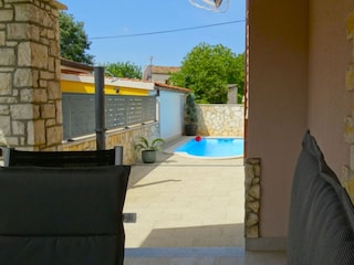 Zweite, überdachte Terrasse mit Blick auf den Pool