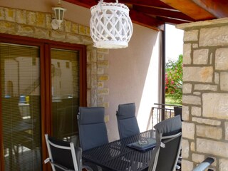 Zweite, überdachte Terrasse mit Blick auf den Pool