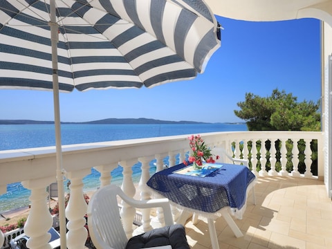 Apartment One bedroom apartment near beach Brodarica, Šibenik A-15270-b
