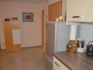 Blick von der Küche mit Kühl/Gerfierkombi