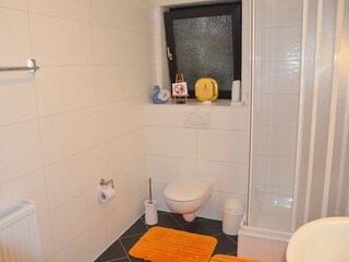 Bad mit Fenster und Dusche