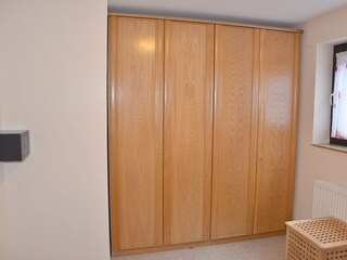 Großzügiger Kleiderschrank mit Safe