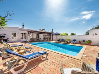 Terrasse mit Pool und Pergola