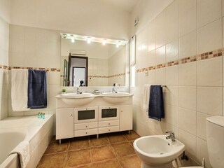 Badezimmer mit Badewanne