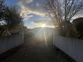 Unser Hauseingang mit geschlossenem Tor am Abend