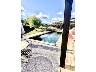 Große Terrassen ringsherum mit Möbeln und großem Pool