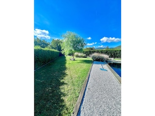 Garten ringsherum und Weitblick ins Gebirge