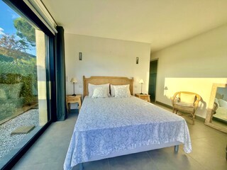 Gr.Schlafzimmer m. verglasten Blick i. d. Garten+Pool