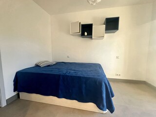 2.  Schlafzimmer  mit Schreibtisch und Nachtkästchen