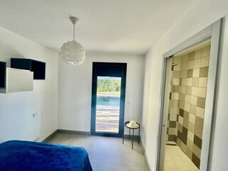 2. Schlafzimmer mit eigenem Duschbad nebenan