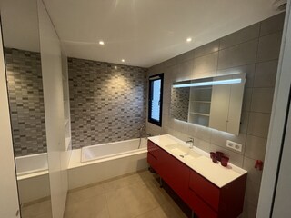 großes Bad neben dem 3. Schlafzimmer