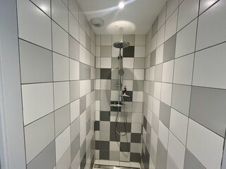 helles Duschbad zwischen 2. und 3. Schlafzimmer