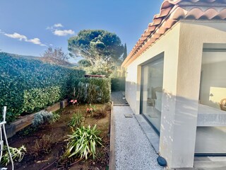 Großes Schlafzimmer mit 2 riesigen Fenster