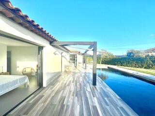 Vom Schlafzimmer direkt in den großen Pool - herrlich..