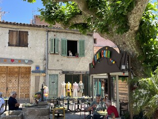 verschiedene Boutiquen und schattige Creperie im Ort