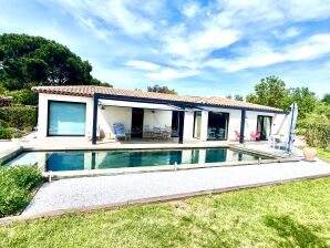 Ferienhaus "Maison Blanche" Private Villa mit großem beheiztem Pool und Garten