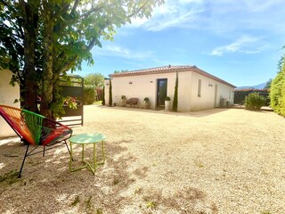 Vorderseite der Villa mit Schattenplätzen+ Parkplätze