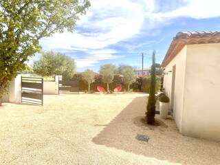 Großzügiger Vorderer Garten mit Schatten- + Parkplätzen