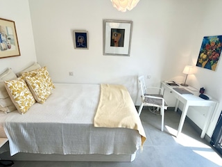 3. Schlafzimmer+ großem Bettkasten+Büro m. Poolblick