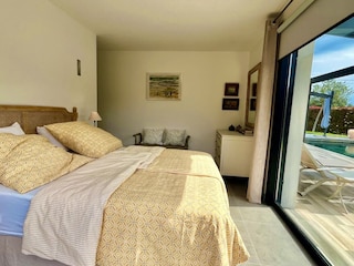 Großes Schafzimmer mit Garten-und Poolblick