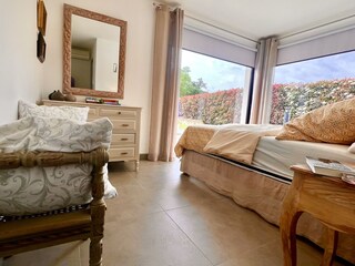 Großes Schlafzimmer +Gartenblick und + gr.Bad en suite