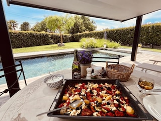 Mittagessen am Pool - bon  Appetit - Entspannung pur...