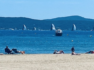 Der sehr gepflegte Strand in Ste. Maxime mit Selregatta