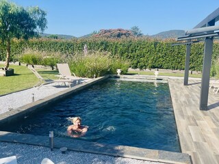Hier lockt der große Pool und Blick i.d. Garten