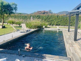 Hier lockt der Pool mit 27 Grad und Blick i.d. Garten