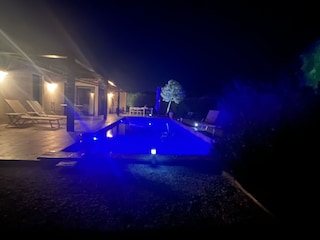 Nachts schwimmen im Pool mit Innen -und Außenspots