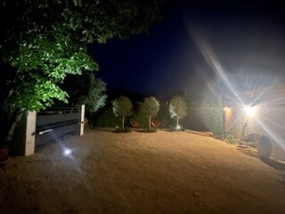 Mit Solarspots beleuchteter Eingangsbereich und Vorhof