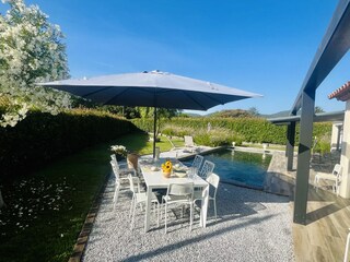 Frühstück am gr. Tisch+ Pool unter den blühenden Bäumen