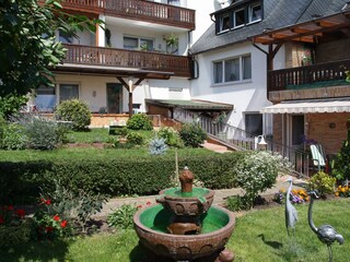 Garten mit Brunnen