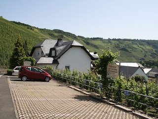 Großer Parkplatz am Haus