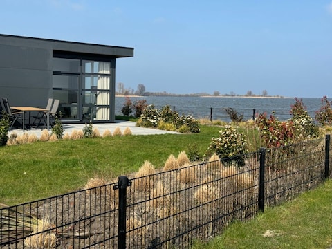 Holiday house Chalet IJsselmeerstrand Erste Reihe mit Zaun Haus Nr. 204