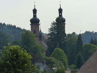 Blick zur Ortsmitte mit Kirche