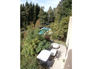Blick vom Balkon/ zur Kellerterasse&POOL