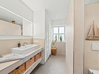 Tageslichtbad mit Doppelwaschbecken