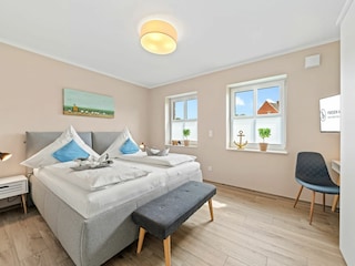 zweites Schlafzimmer mit gemütlichem Doppelbett