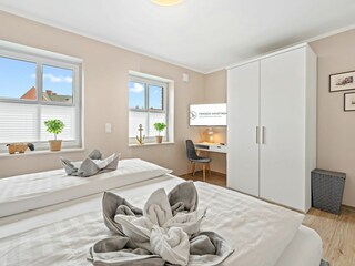 TV und Stauraum im Schlafzimmer