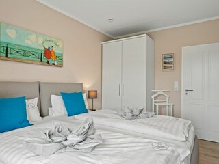 erstes Schlafzimmer mit genügend Stauraum